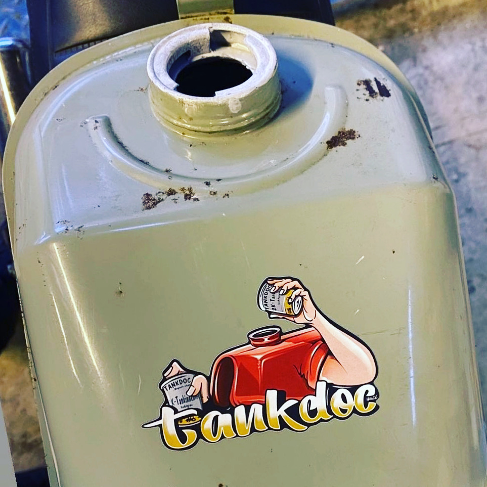 Tankreinigung, Tanksanierung, Motorradtank reinigen, Oldtimer Tank versiegeln, Tank entrosten, Tank versiegeln, Tankbeschichtung entfernen, Phosphatierung Tank, Tank abdichten, Innenbeschichtung Tank, Tankaufbereitung, chemische Entlackung Tank, Tankversiegelung Motorrad, Landmaschinen Tankreinigung, Tankanalyse Oldtimer, Tankreinigung Deutschland, Tankversiegelung Bayern, Tanksanierung Schweinfurt, Wie reinige ich einen verrosteten Tank, Oldtimer Tank entrosten lassen, Motorradtank professionell versiegeln, Tank von innen beschichten lassen, rostiger Tank reinigen und versiegeln