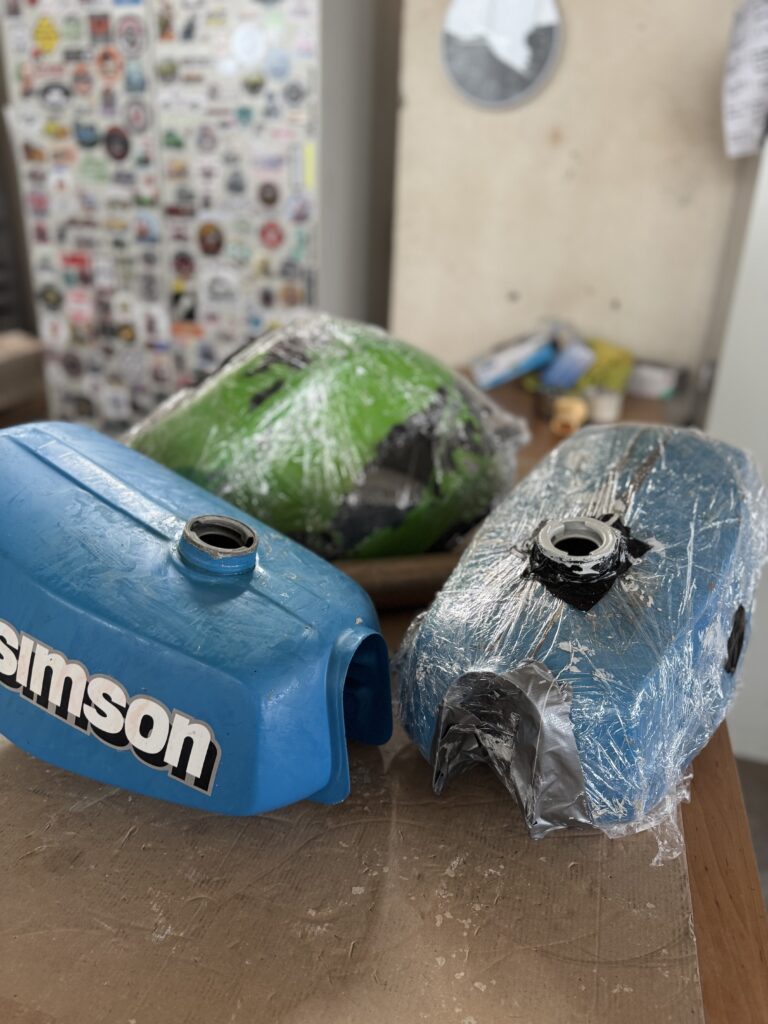 Tankreinigung, Tanksanierung, Motorradtank reinigen, Oldtimer Tank versiegeln, Tank entrosten, Tank versiegeln, Tankbeschichtung entfernen, Phosphatierung Tank, Tank abdichten, Innenbeschichtung Tank, Tankaufbereitung, chemische Entlackung Tank, Tankversiegelung Motorrad, Landmaschinen Tankreinigung, Tankanalyse Oldtimer, Tankreinigung Deutschland, Tankversiegelung Bayern, Tanksanierung Schweinfurt, Wie reinige ich einen verrosteten Tank, Oldtimer Tank entrosten lassen, Motorradtank professionell versiegeln, Tank von innen beschichten lassen, rostiger Tank reinigen und versiegeln